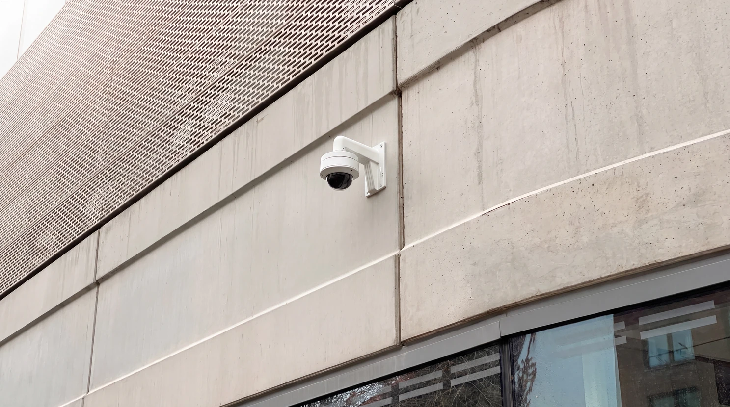 Façade extérieure d'un bâtiment moderne en béton apparent, vue en contre-plongée