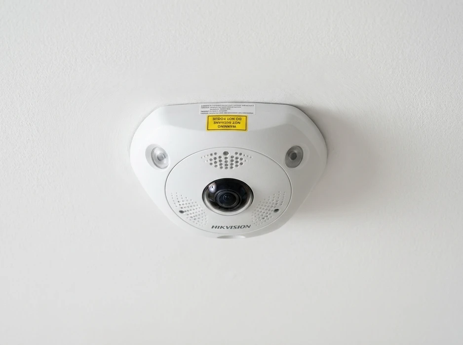 Caméra de surveillance dôme fixée au plafond, modèle Hikvision, boîtier blanc compact