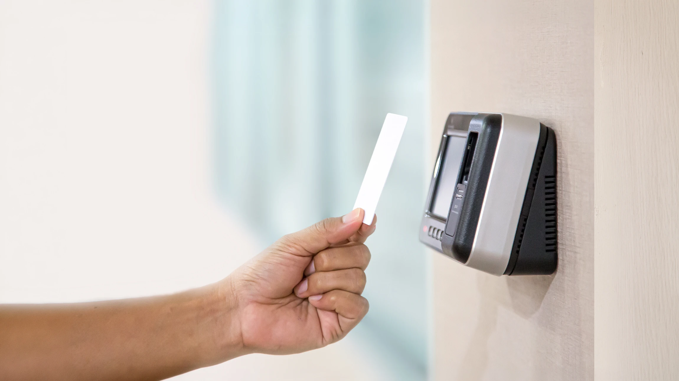 Intérieur moderne avec porte en bois clair équipée d'une serrure électronique connectée